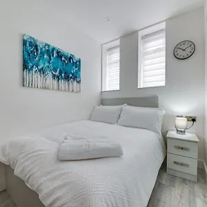 Superior Compact Studio Close To Amenities Leeds (West Yorkshire)